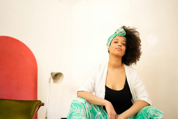 How does socioeconomic status affect health outcomes in the UK?